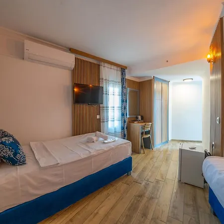 Halikarya & Restaurant Hotel *
